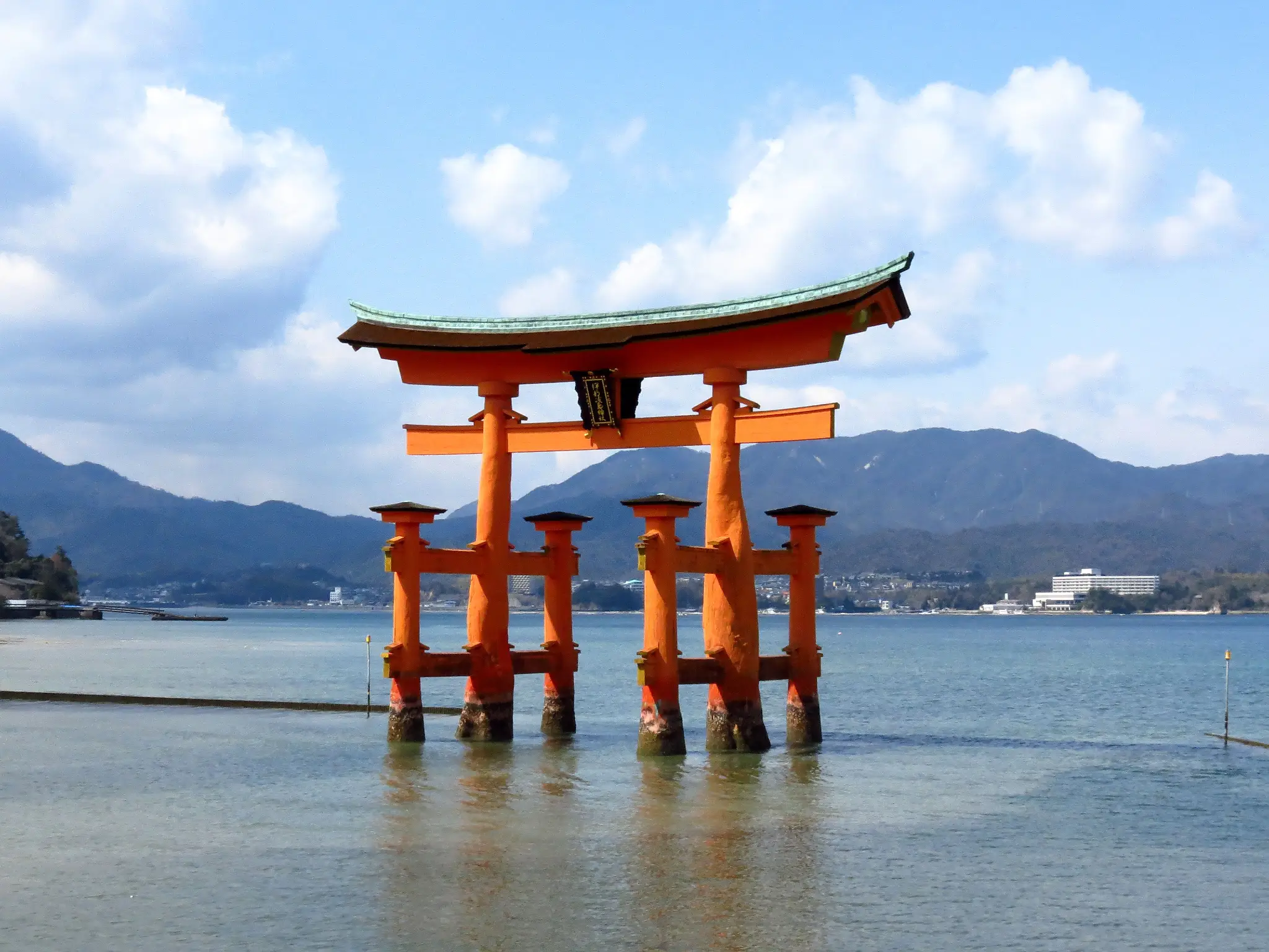 海上にそびえる厳島神社の大鳥居